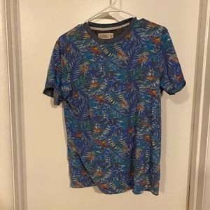 Men’s free planet t shirt size small